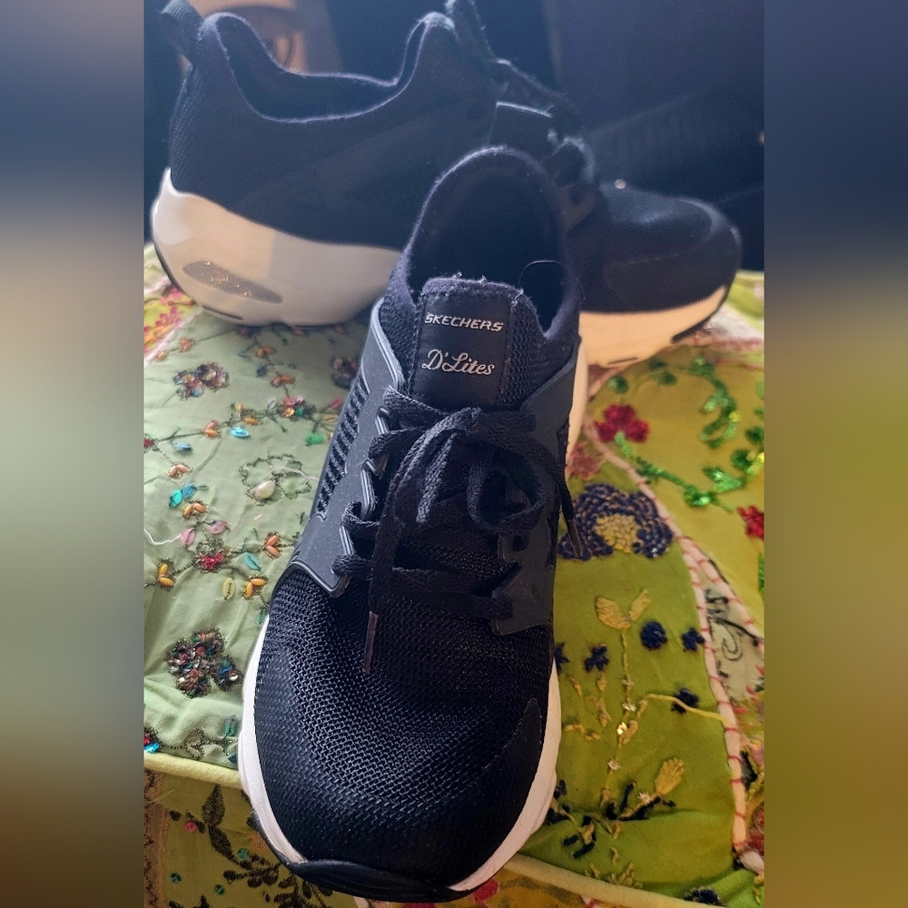 Sketchers D'Lite Ultra Air Cooled Memory Foam Sneakers